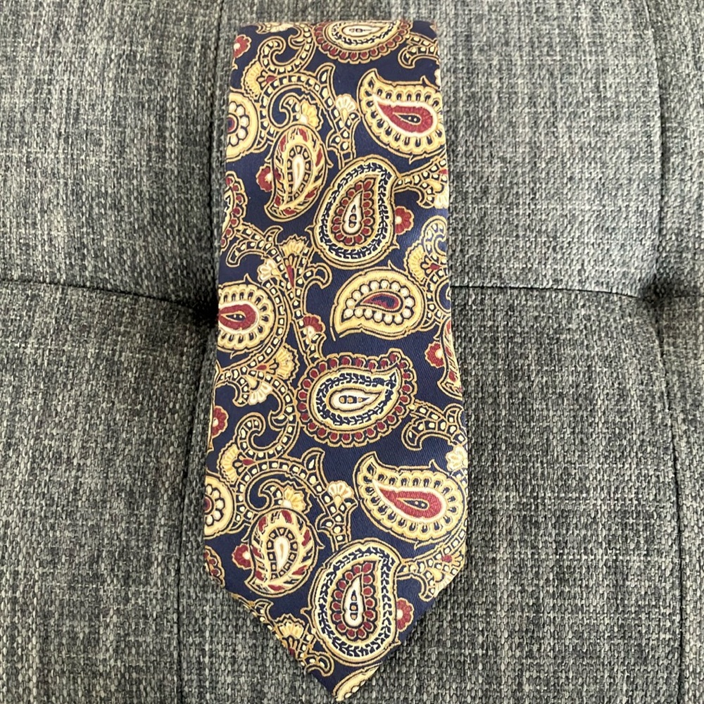 3/$18 Vintage British American House Paisley Silk Tie - Navy and Gold